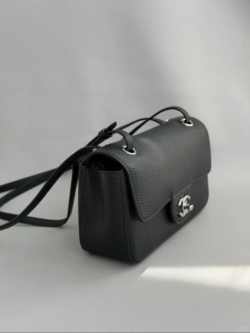 Classic CHANEL Bags: A Stylish and Versatile Choice for Elegance - Picture 6 of 6